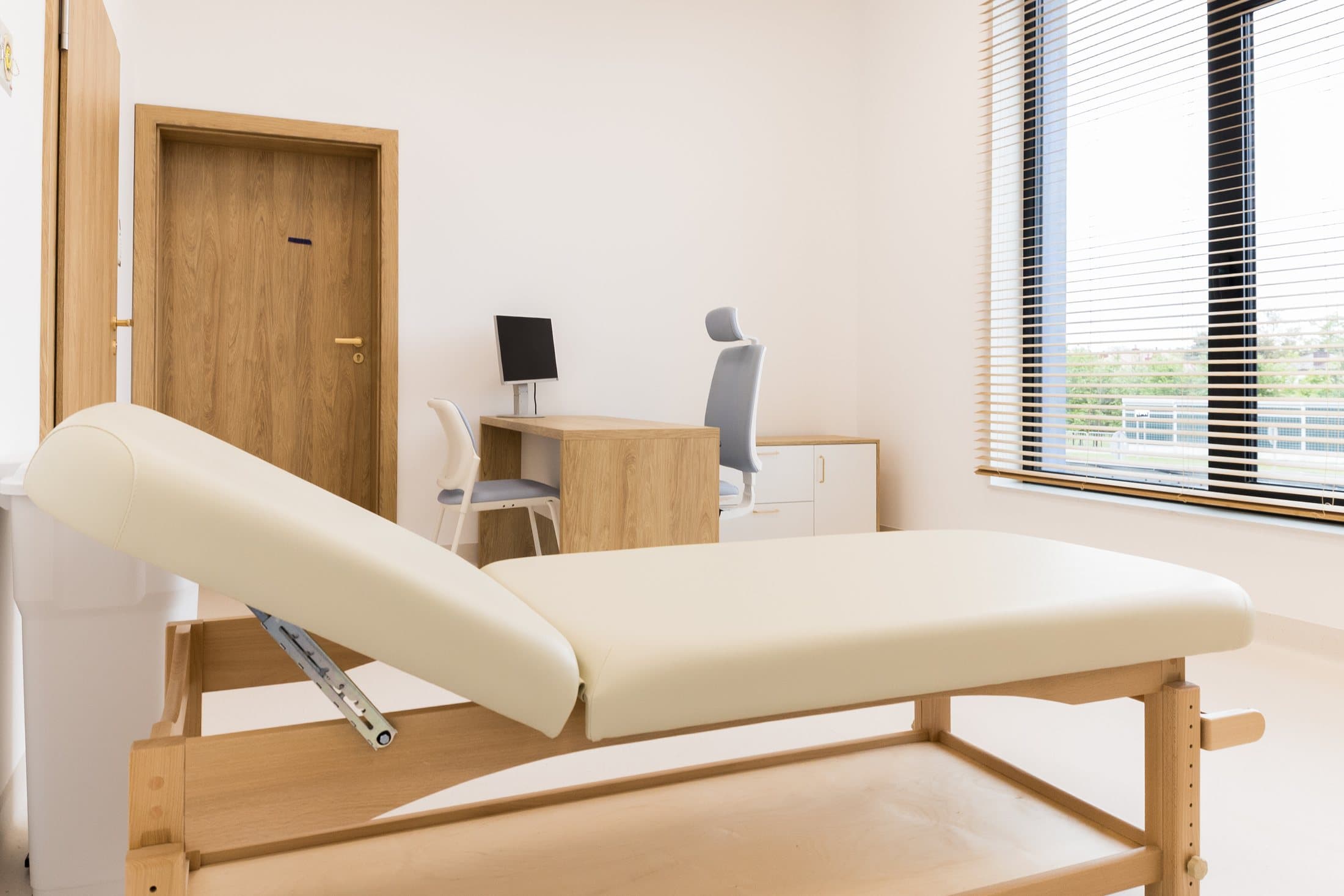 Gabinet konsultacyjny medical-space przygotowany do wizyty specjalistycznej
