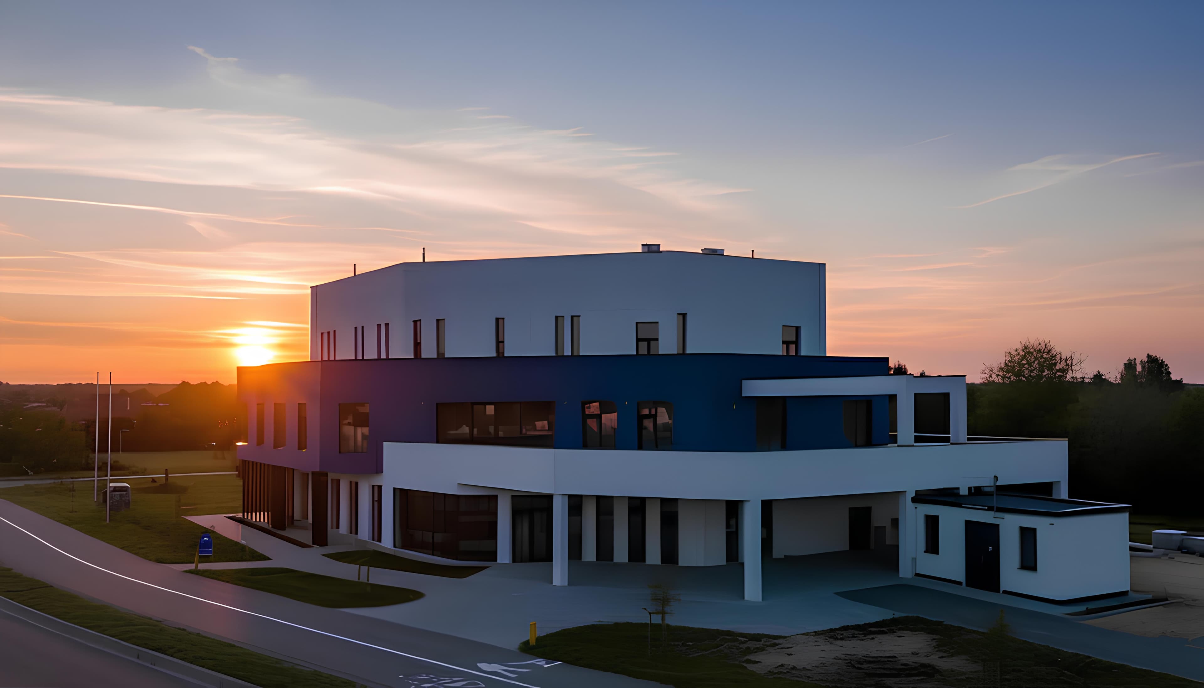 Budynek medical-space w Trzebownisku o zachodzie słońca